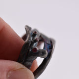 Edera - Anillo de plata oxidada con circonita roja
