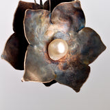 Flower Pearls - pendientes de plata oxidada con perla color crudo