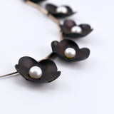 Flower Pearls b&w – naszyjnik ze srebra, miedzi i pereł