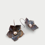 Flower Pearls - pendientes de plata oxidada con perla color crudo