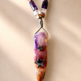 Collar largo de tonos violeta hecho a mano de piedras naturales