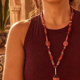 Collar largo piedras naturales tonos rojos, naranja y rosa