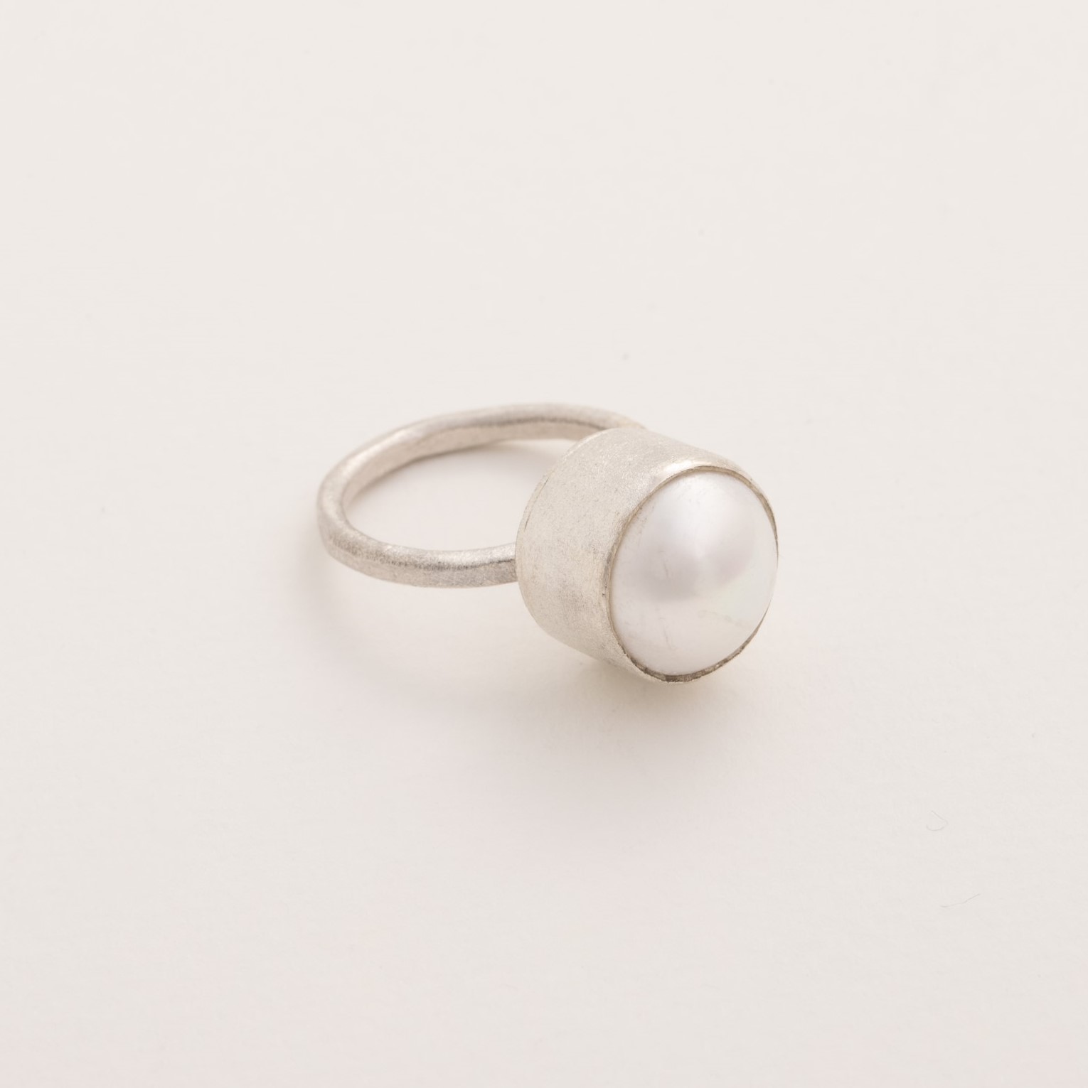 modern white pearl pierscionek srebro perla naturalna galeria ora bizuteria