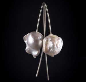 Pearls like a sculpture - kolczyki