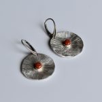Kolczyki z kolekcji Moon & Sun wykonane z naturalnego czerwonego kamienia i srebra.